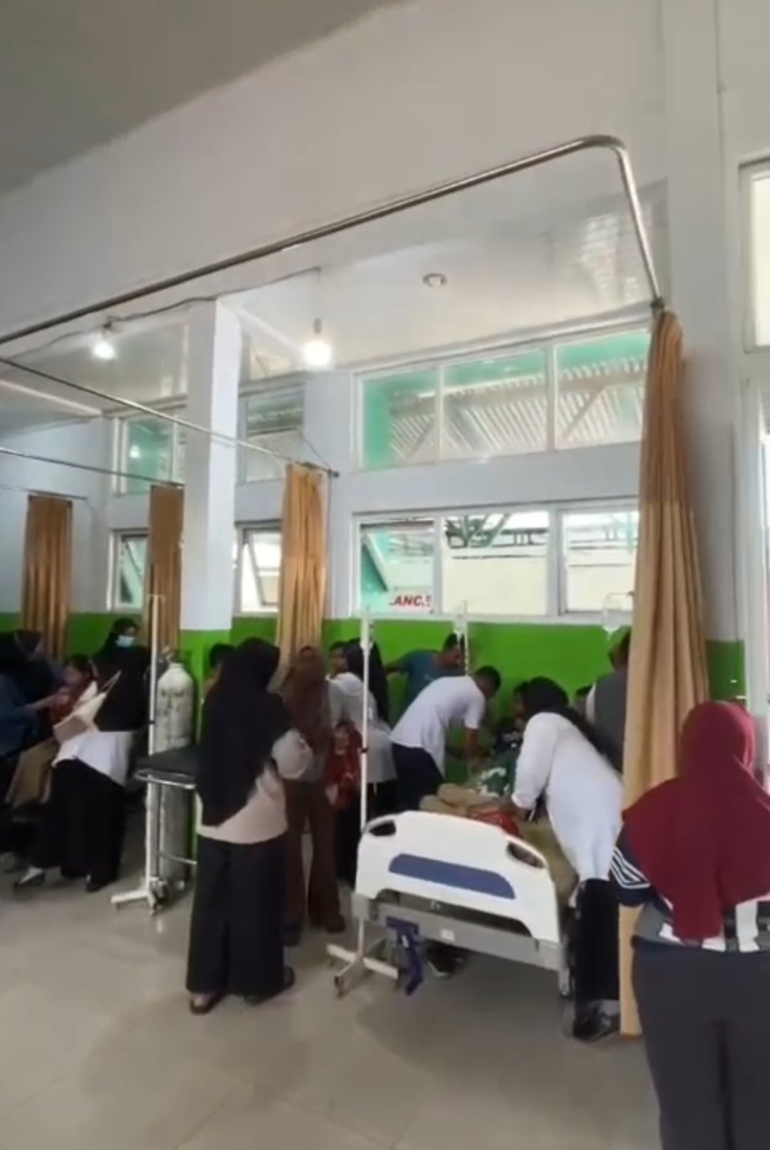 Sejumlah Murid SDN Bukit Mulie Bener Meriah Dilarikan ke Puskesmas, Diduga Keracunan Program MBG